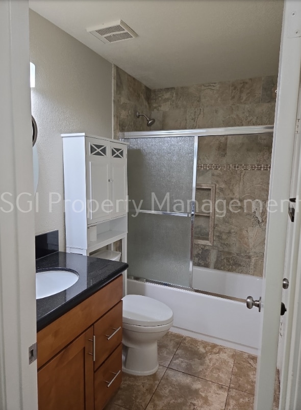 Building Photo - Highly upgraded property close to communit...