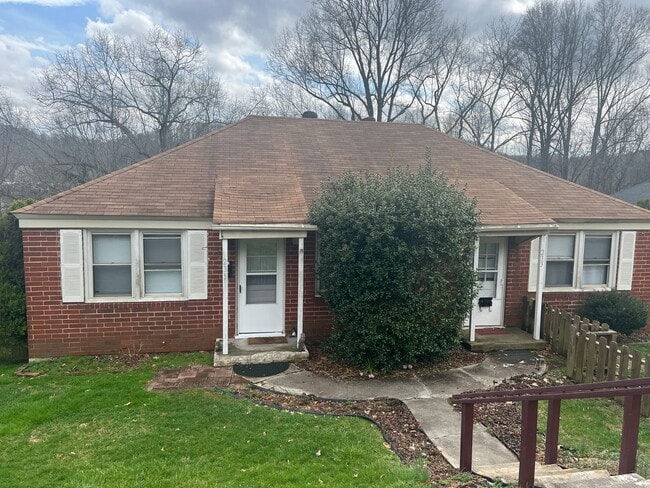 Building Photo - RARE CARSON LANE DUPLEX AVAILABLE