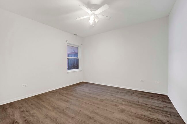 Building Photo - 948 W 15th Pl