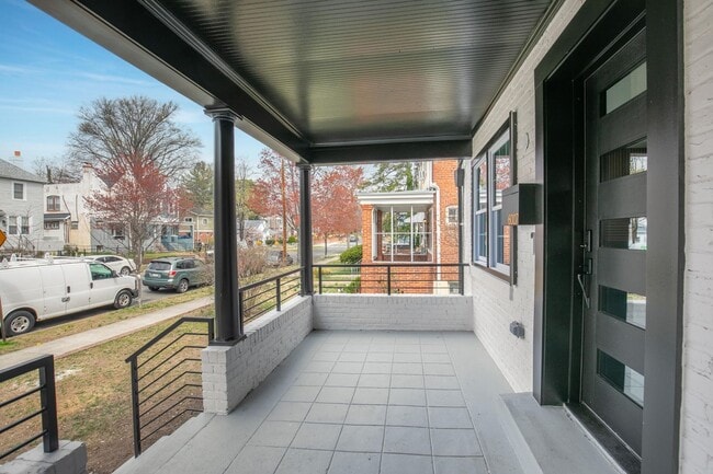 Building Photo - Spacious Fully Renovated Tudor Duplex w/ 3...