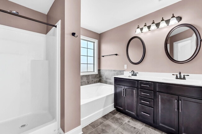 Building Photo - Close to Post and Move in Ready!