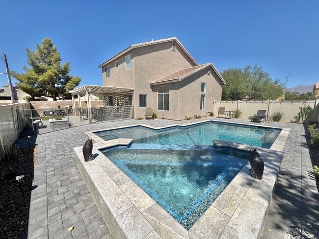 Building Photo - ENJOY THIS STUNNING 3 BEDROOM WITH A TRANQ...
