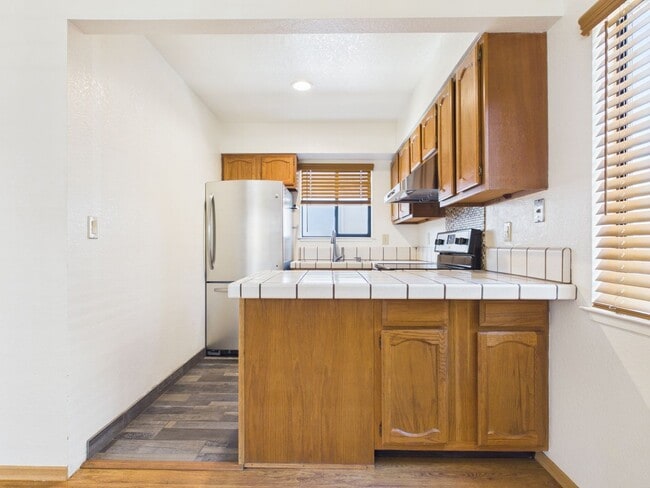 Building Photo - Sumaya Condo 2 Bed/2 bath with Fireplace. Includes washer and dryer