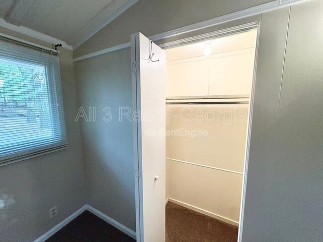 Building Photo - 435 Sherwood Rd