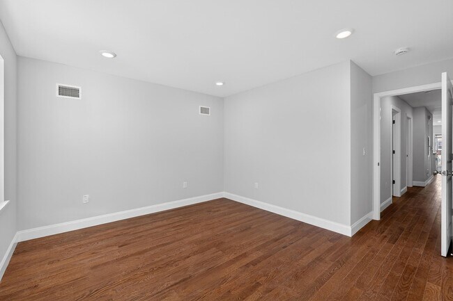 Building Photo - 40 E 5th St