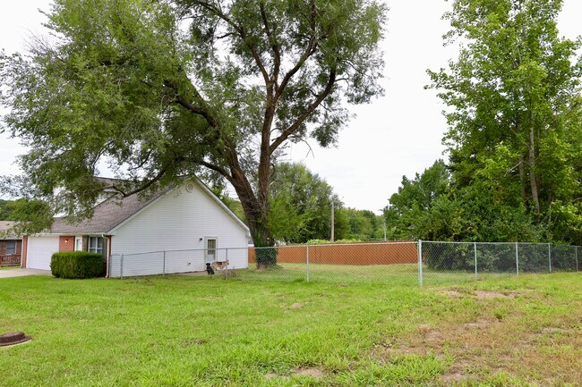 Building Photo - 1710 Ashwood Dr