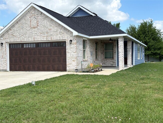 Building Photo - 16210 Longwood Spr