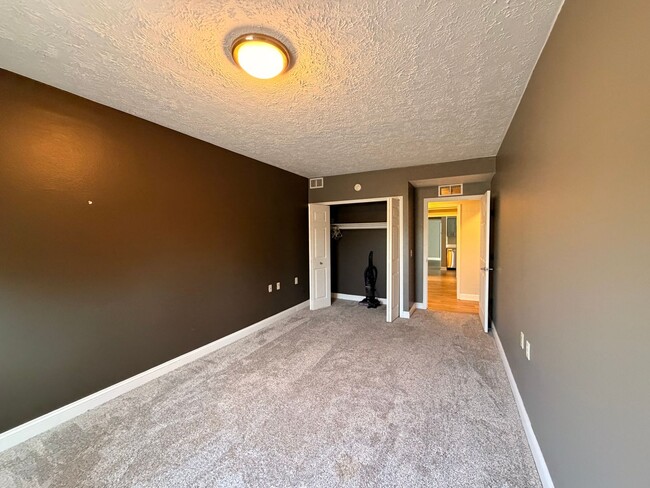 Building Photo - 5712 E Town Dr