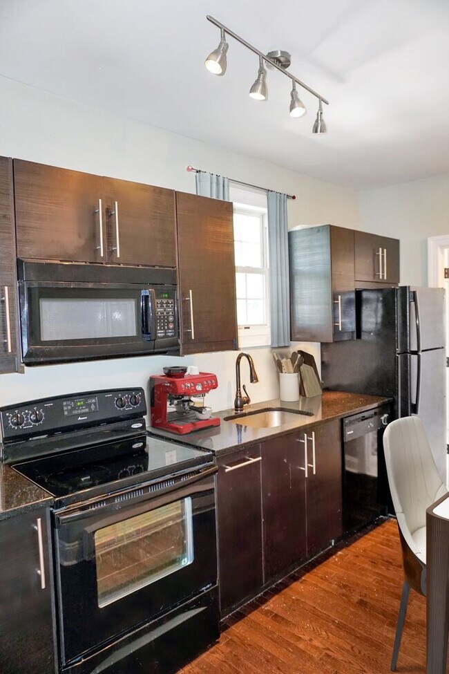 Building Photo - 2 Bed / 1 Bath - Fully Renovated Apartment in Blue Bell