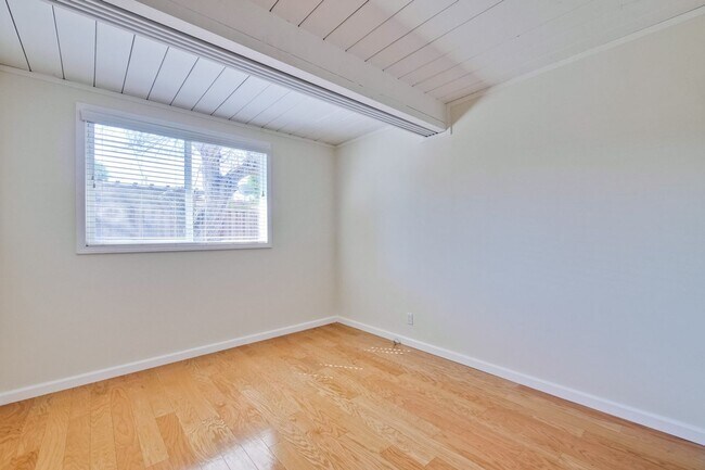 Building Photo - Mountain View Home l Spacious Open Layout Bright and Private Yard