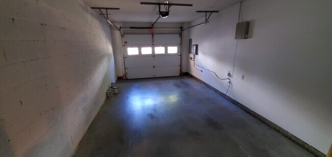 Building Photo - 3 Bedroom 2.5 Bathroom Townhome!
