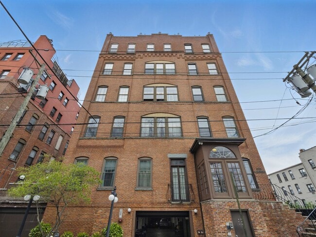 Building Photo - 1015 Grand St