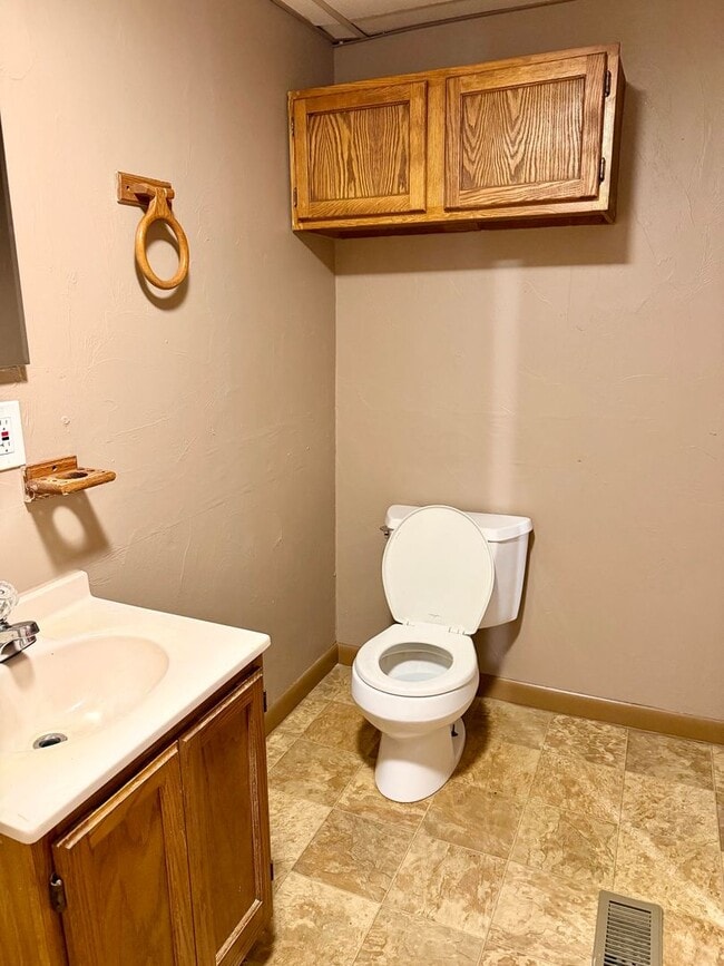 Building Photo - Cozy and conveniently located 1 bedroom, 1 bathroom first-floor apartment with a private entrance!