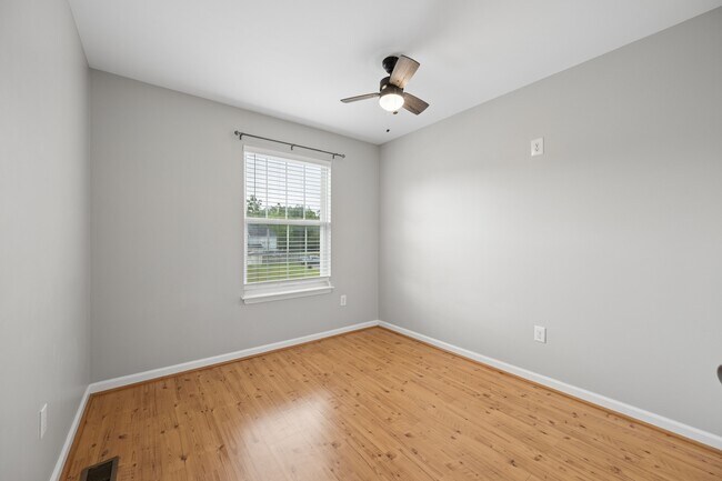 Building Photo - 411 Old Oak Pl