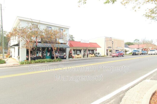 Building Photo - 402 E 3rd St