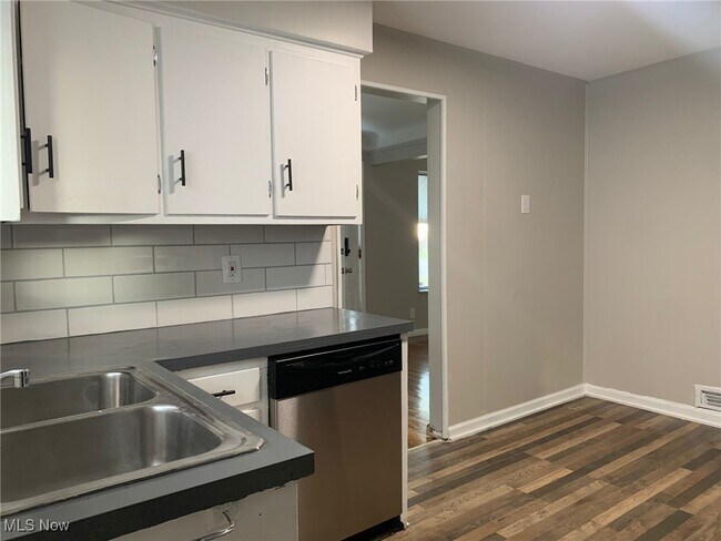 Building Photo - 5339 Elmwood Ave