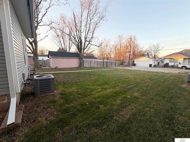 Building Photo - Spacious Home with Huge Backyard, Laundry included