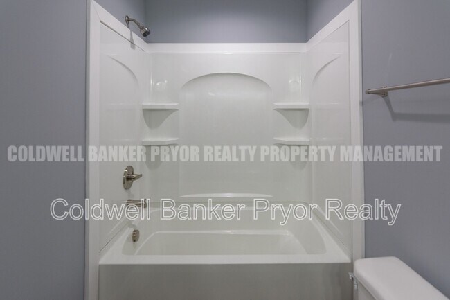 Building Photo - 360 Main St