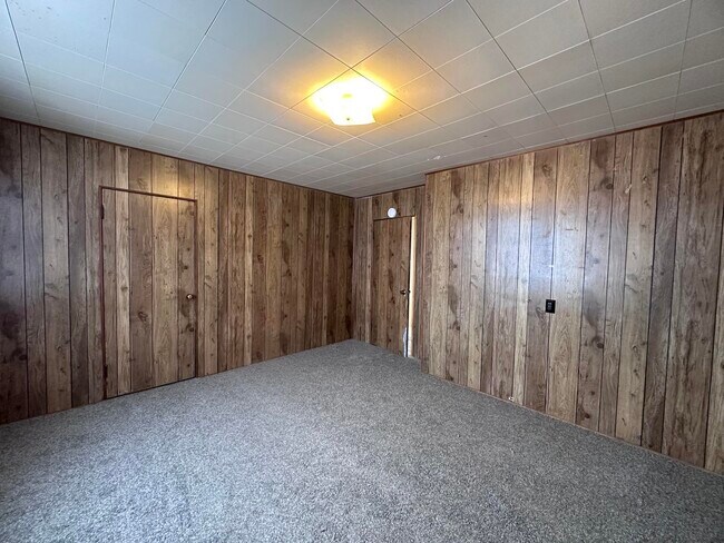 Building Photo - 905 Oak-