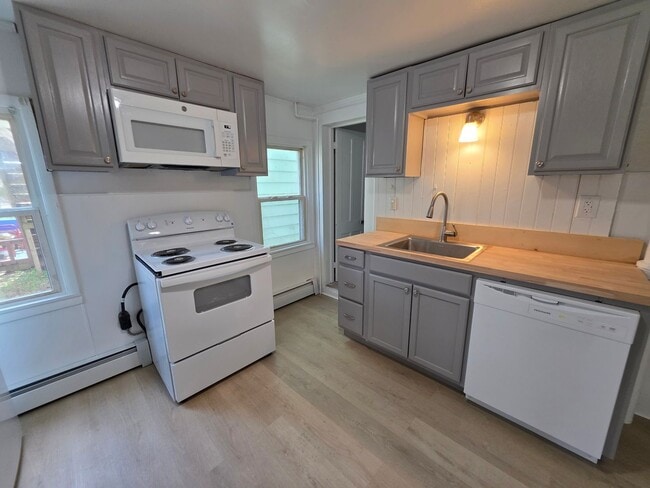 Building Photo - Beautiful Waterside 3 bedroom Single-Family Home - Catskill, NY