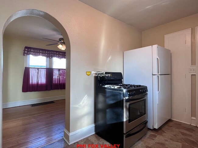 Building Photo - NICE house with wood floors