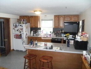 Building Photo - Nicely renovated 3 bed near Oak Square in Brighton.