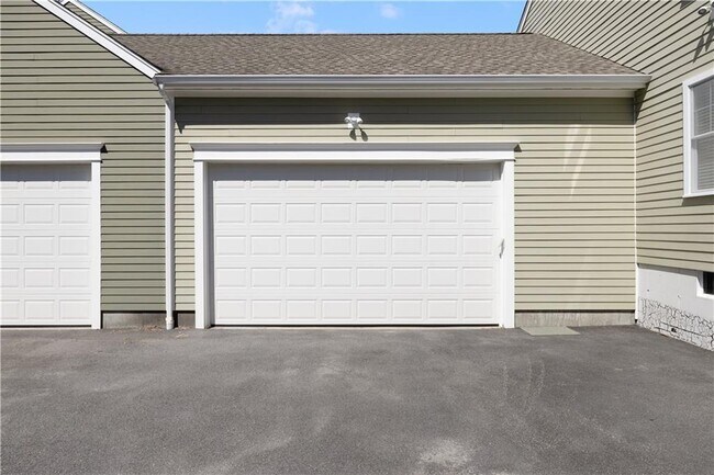 Building Photo - 20 Vanderbilt Ln