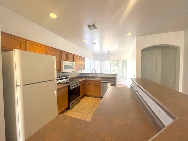 Building Photo - Charming 3-Bedroom, 2-Bath Home with 2-Car...