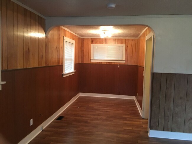 Building Photo - 2 bed, 1 bath Located in Sumner Neighborhood!!!
