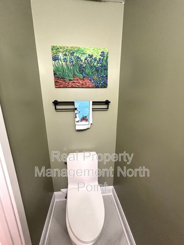 Building Photo - 5127 Village Green Way