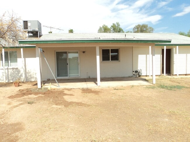 Building Photo - Freshly painted and ready for new occupant...