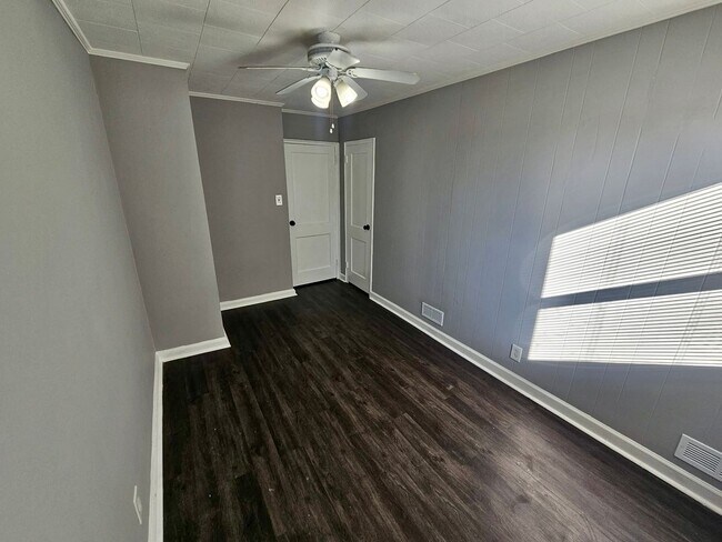 Building Photo - 845 Jaydee Ave