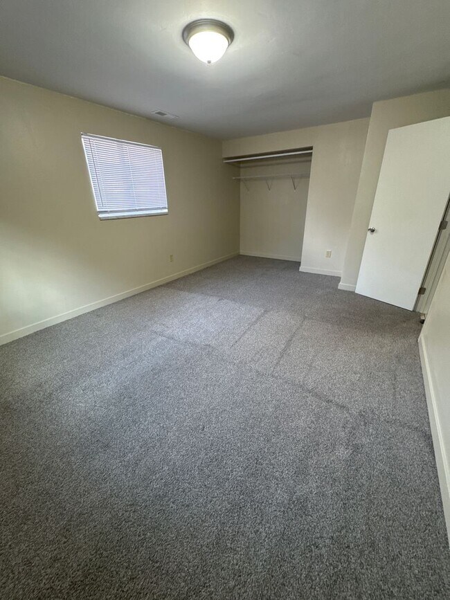 Building Photo - 568 E 250 N