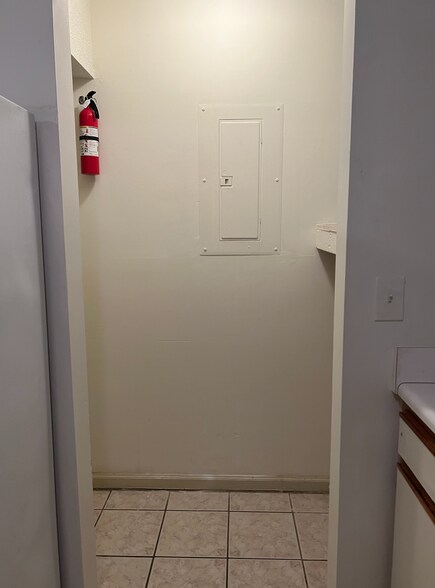 Washer/Dryer hookup off kitchen - 145 Lullwater Dr