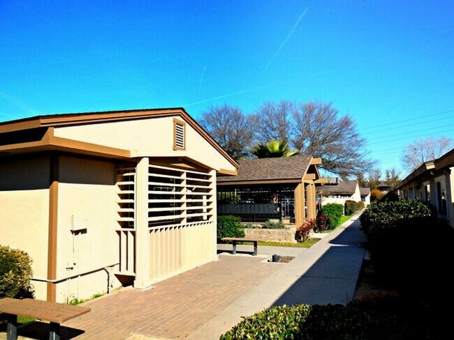 Building Photo - Garden Square Apartments