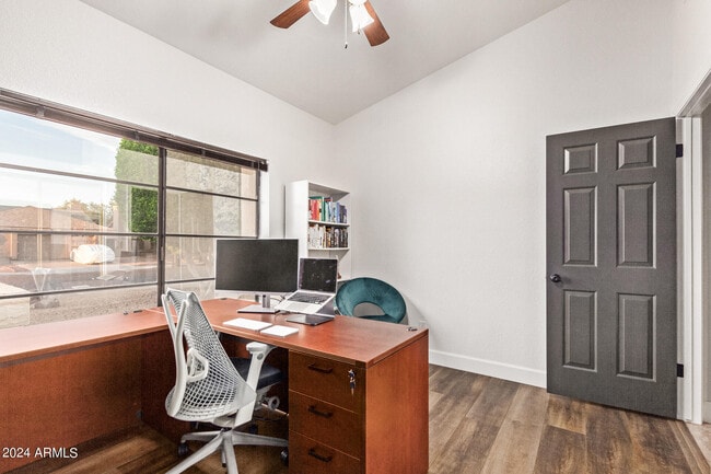 Building Photo - 2555 N Tamarisk St