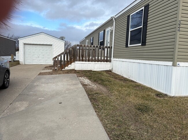 Building Photo - 324 Spring Park Dr