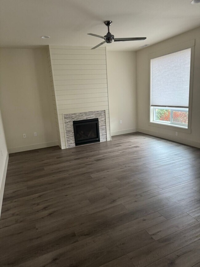Building Photo - Exceptional 3 Bedroom / 2.5 Bath Modern Townhouse