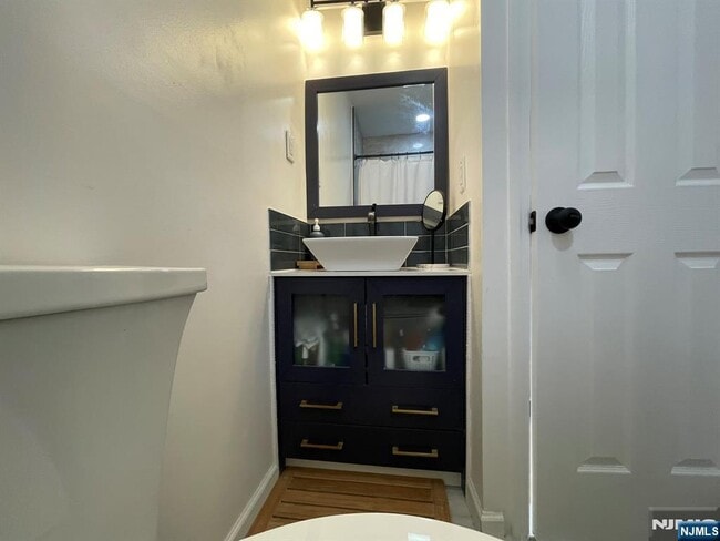 Building Photo - 11 Raymond Pl