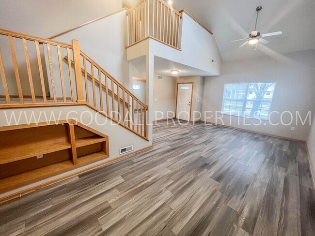 Building Photo - 3 Bedroom Townhome in Urbandale