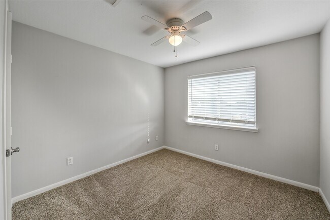 Building Photo - 3231 Stoneydale Ln