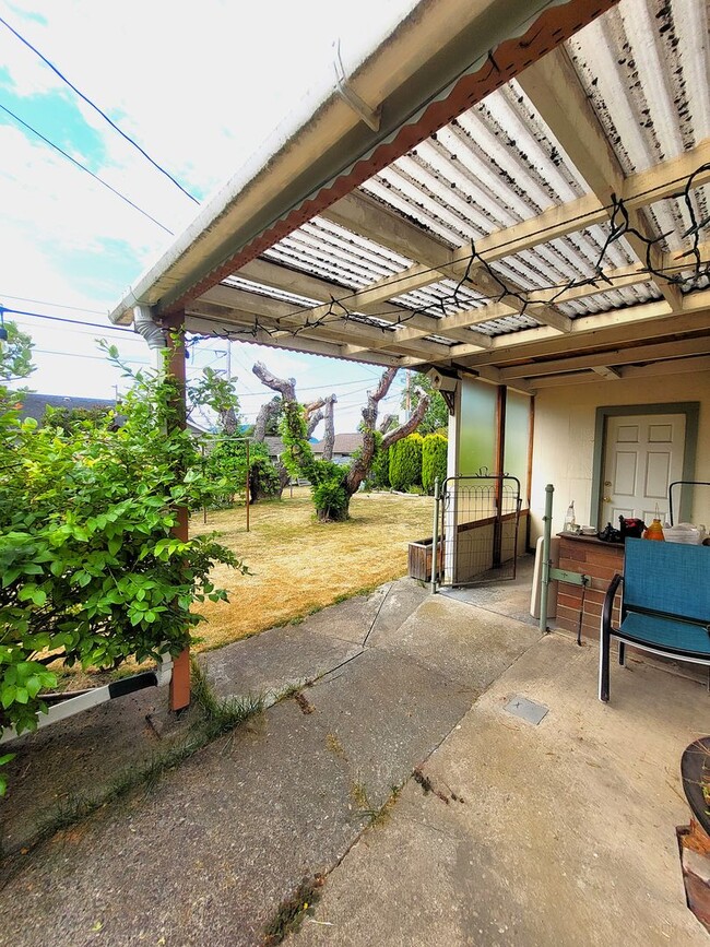 Building Photo - Charming Three Bedroom Home with Large Fen...