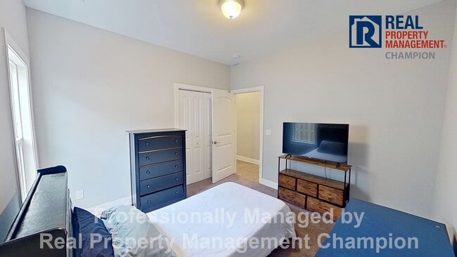 Building Photo - Immaculate 4 BD/3 BA Home w/Screened Porch and Fenced Back Yard