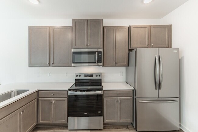 Building Photo - "Charming Newly built 3-Bed Townhouse Retreat with Granite Elegance in Prime Huntsville Location!"