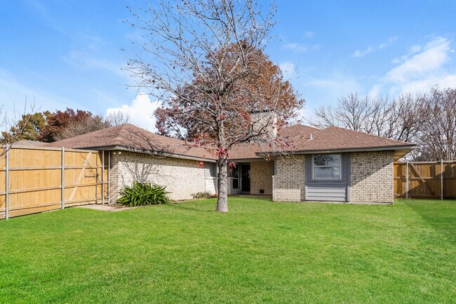 Building Photo - Expansive 3-Bedroom Home in Waxahachie, TX