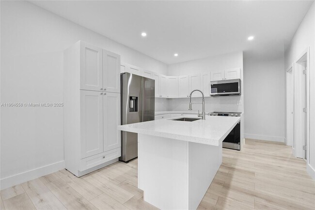 Building Photo - 129 SW 9th Ave