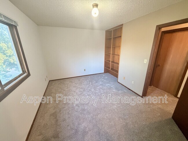 Building Photo - 740 Westwinds Dr