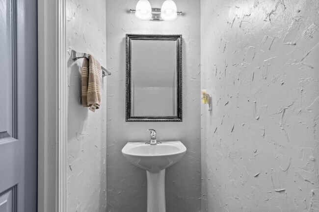 Building Photo - 4531 Dalbeth St