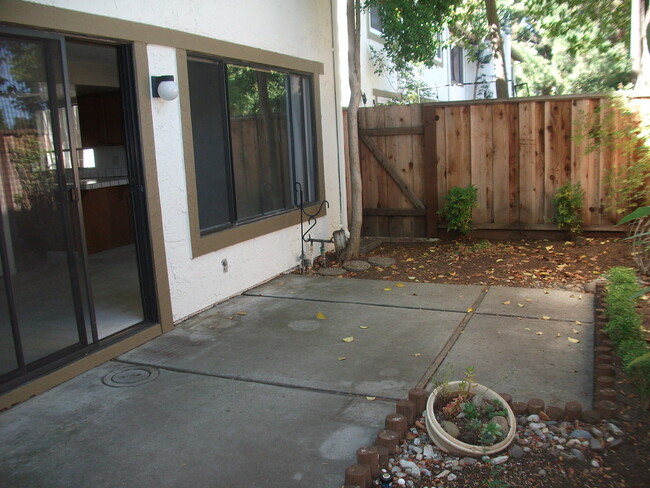 Building Photo - 3 Bedroom Townhouse in South San Jose