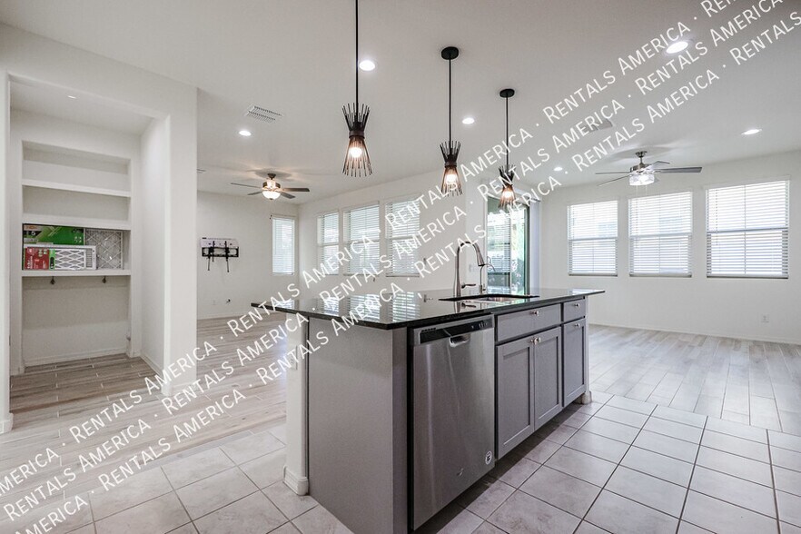 Building Photo - 1095 S Sunset Dr